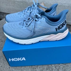 Hoka Women’s Arahi 5 Size 9 New with tags.